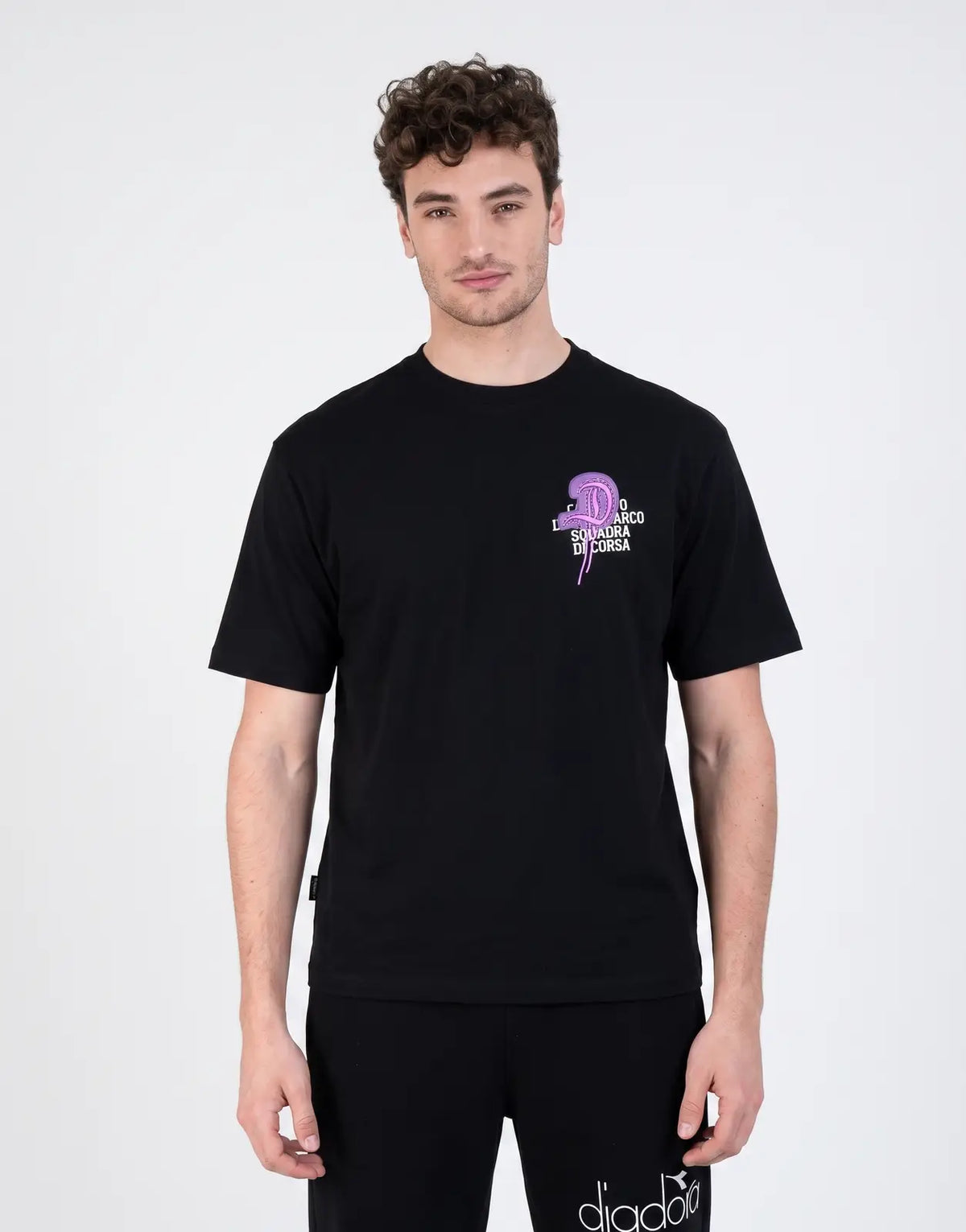 Diadora Vado Black T-shirt for men, featuring a purple 'LO SQUADRA DI CORSA' graphic print on the chest, worn by a male