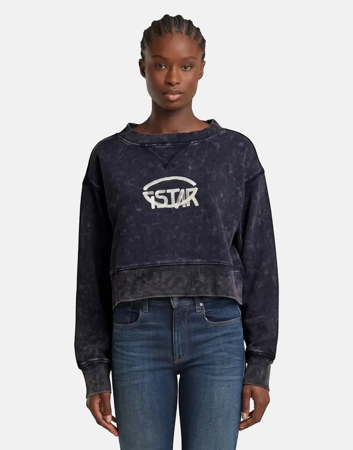 Dark blue G-Star RAW Overdyed Cropped Logo Loose Osaka Blue sweatshirt with white logo worn by a female model, waist-up view.