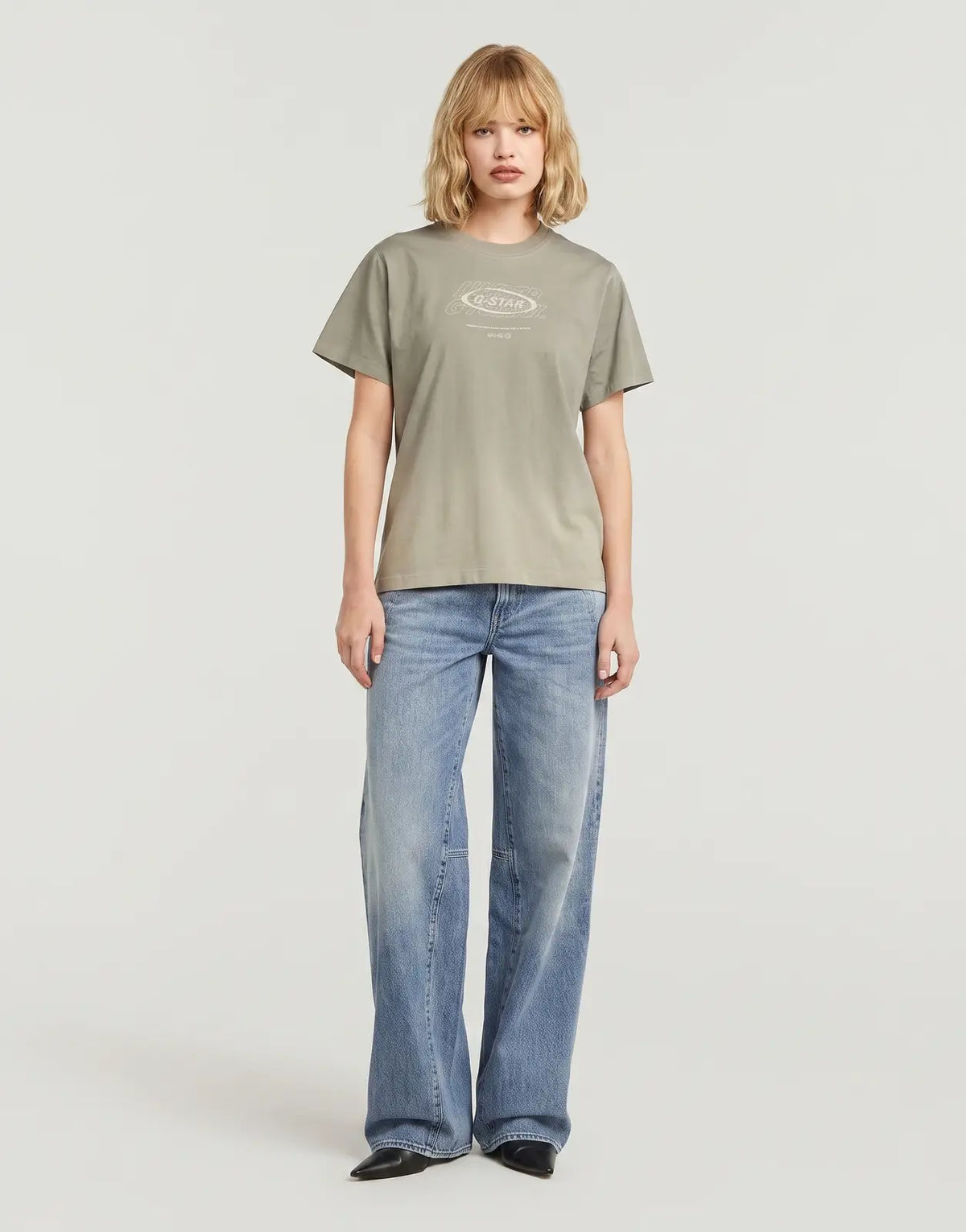 Front view of a woman wearing a G-Star RAW Sprayed Hyper Graphic Kit/lt Orphus Spray T-Shirt in light orphus cotton, paired