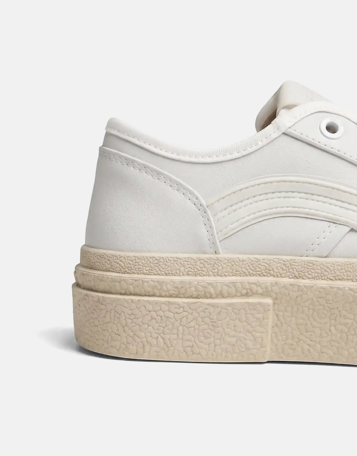 Close-up side view of a G-Star RAW Vodan Low Lea White sneaker, featuring white leather upper and a chunky textured beige